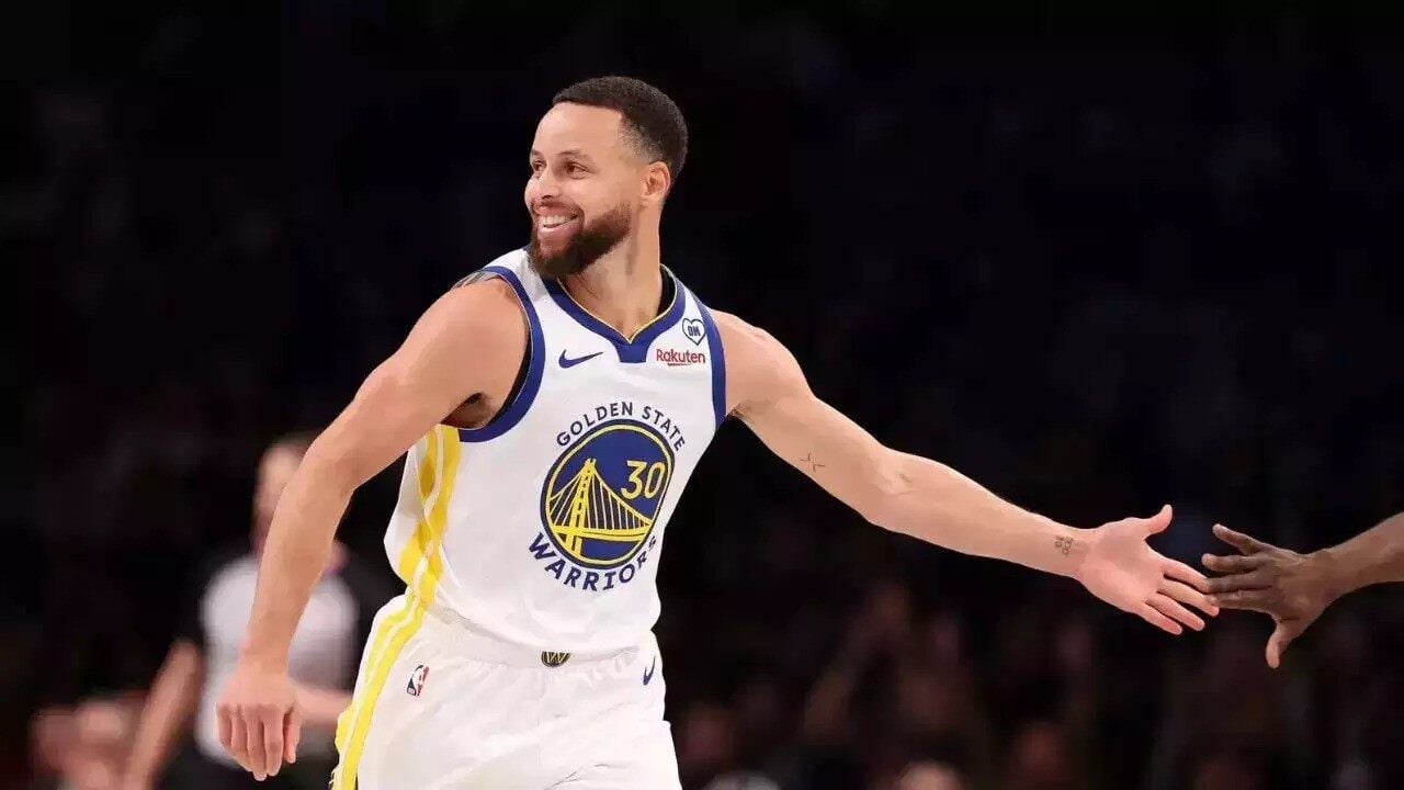 “F**k our team let’s interview him” – Steph Curry reminds fans of star power after getting interview from rival broadcast in Brooklyn