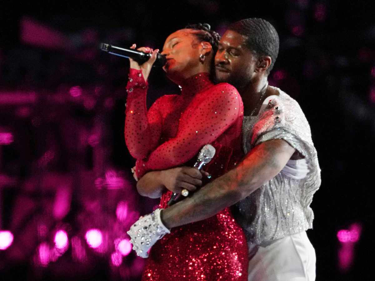 WATCH: “That’s somebody’s wife fool!” – Usher getting ‘too intimate’ with Swizz Beatz’s wife Alicia Keys during Super Bowl halftime show performance has fans raising eyebrows