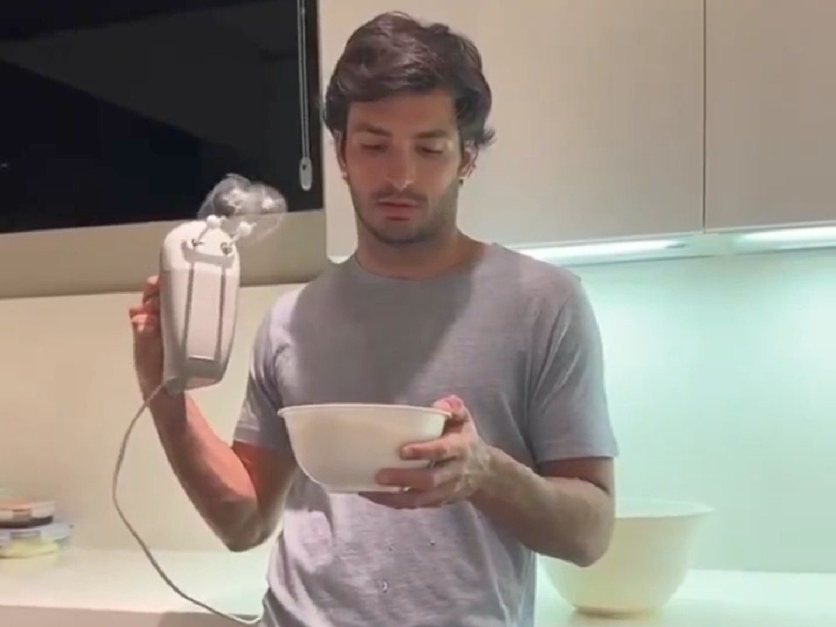 “Already preparing for unemployment,” – Fans brutally roast Carlos Sainz as he’s spotted making pancakes!