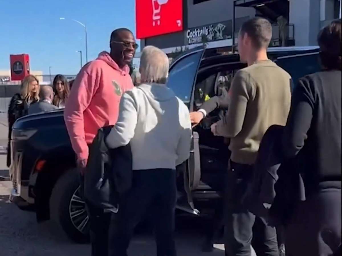 Draymond Green sends fans into a frenzy with presence at Super Bowl game