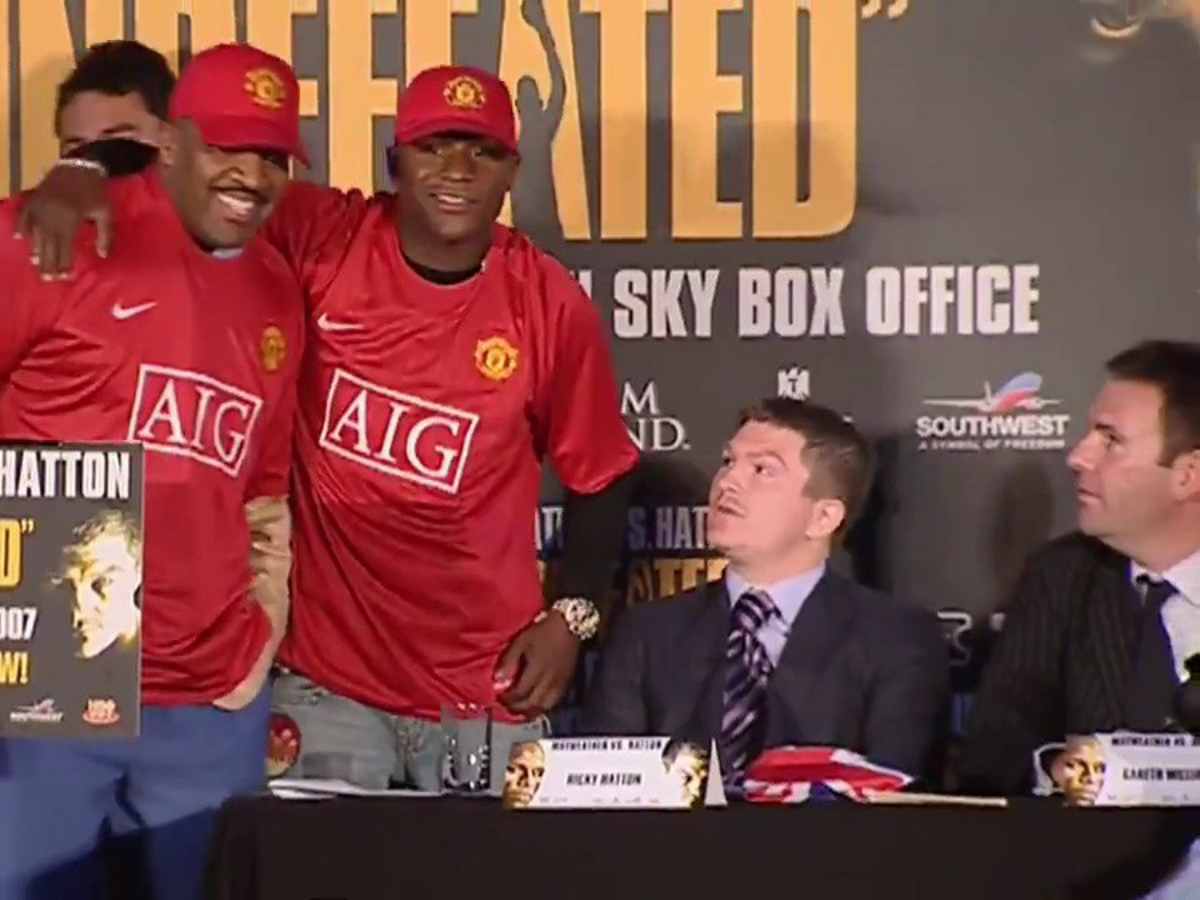 WATCH: “No boxer has had this aura since” – Floyd Mayweather’s mind games with Manchester United jersey to rile English crowd resurfaces years lat