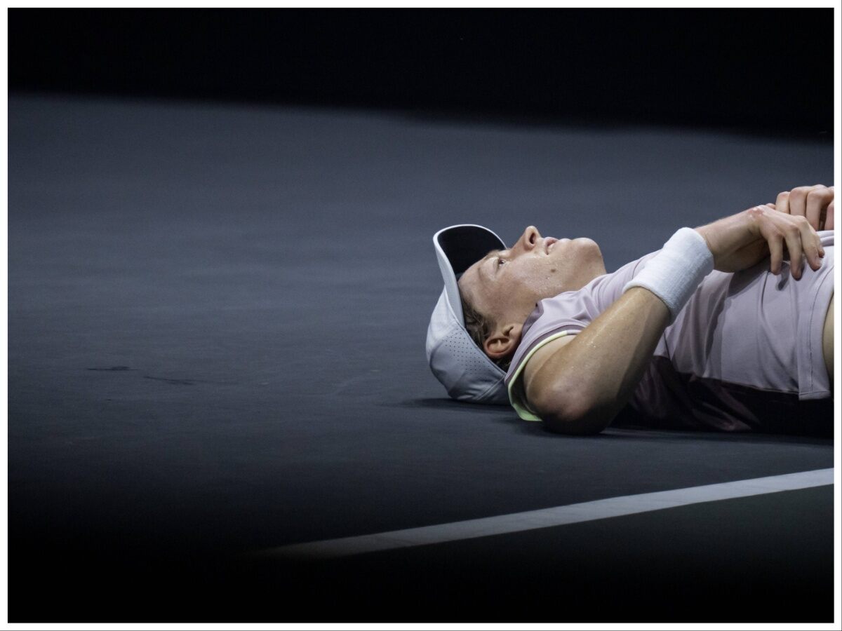 Jannik Sinner takes a “quick nap” after losing a point to Alex de Minaur’s power strokes in the Rotterdam final