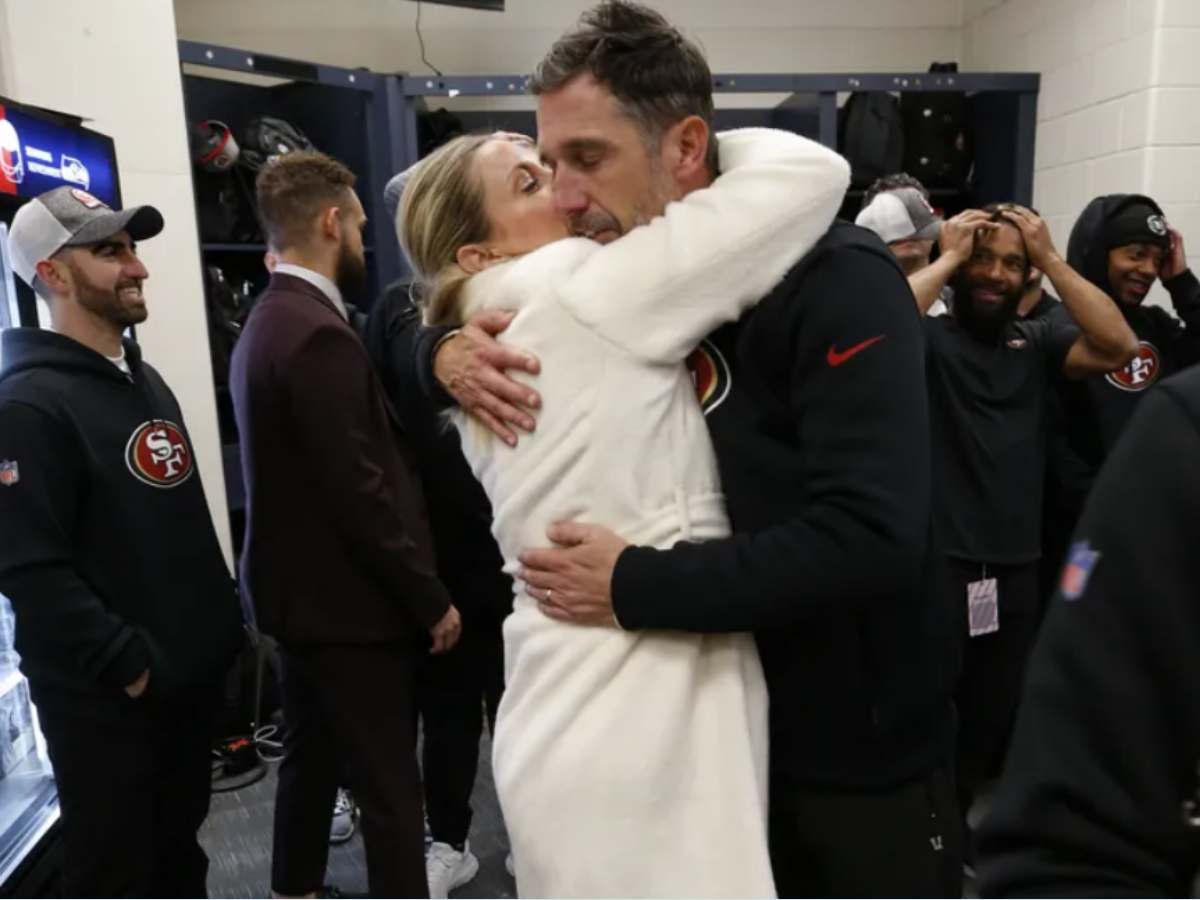 Kyle Shanahan hugging his wife