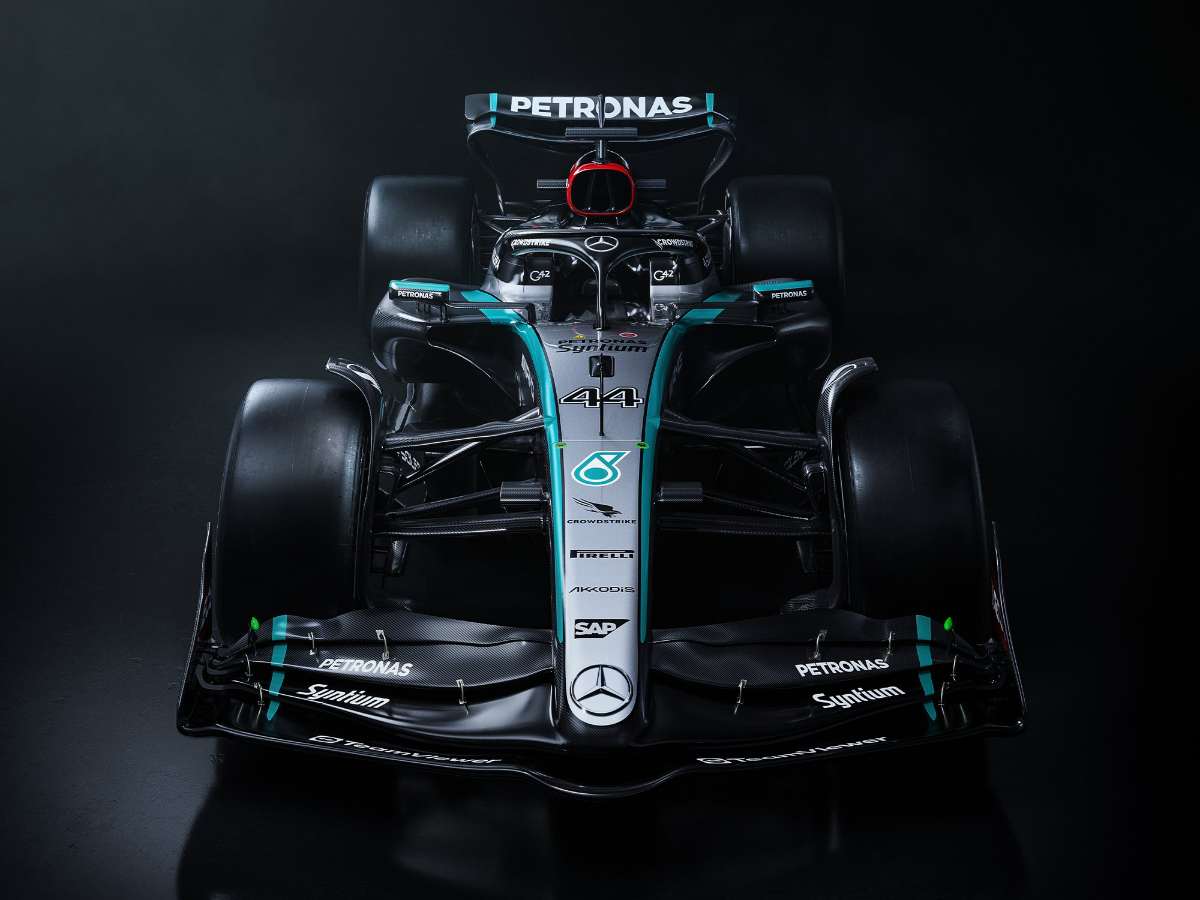 “Looks like it has an identity crisis” – Fans react as Mercedes reveals Lewis Hamilton’s final car at the Silver Arrows