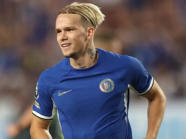Chelsea's Mykhailo Mudryk's 'HOWLER' against Liverpool feature as ...