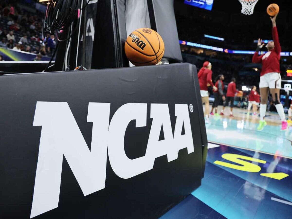 NCAA referee bizarrely removed from March Madness game at half-time after learning connection with Chattanooga