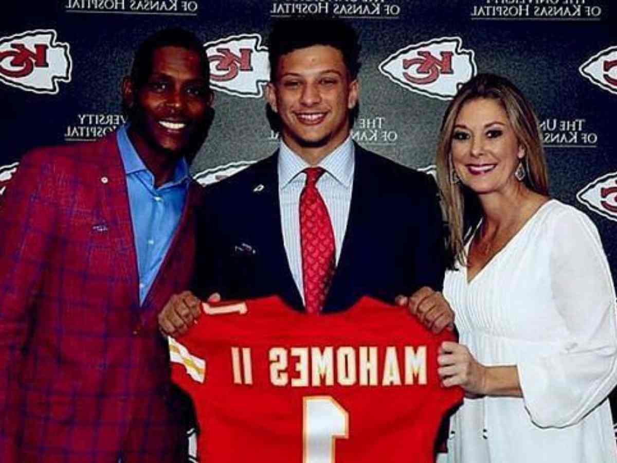 Patrick Mahomes with his father and mother