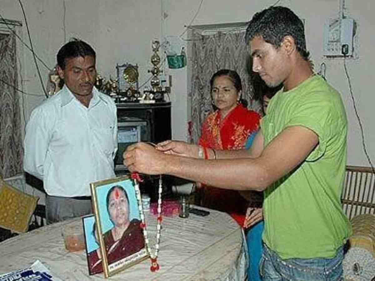 Ravindra Jadeja parents