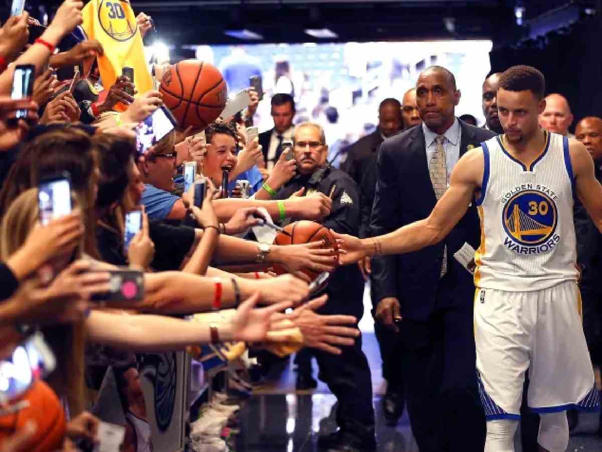 “We’ve never seen a superstar move like this” – Steph Curry getting ‘Michael Jordan’ like treatment during road games has NBA fans in shock of Warriors star’s popularity