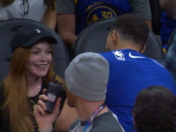 Stephen Curry meets Hollywood actress Lindsay Lohan in the stands (image via Open Source, X)