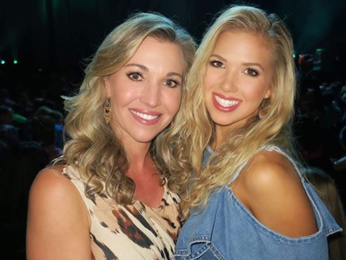 Gracie Hunt (R) with her mother Tavia (L)