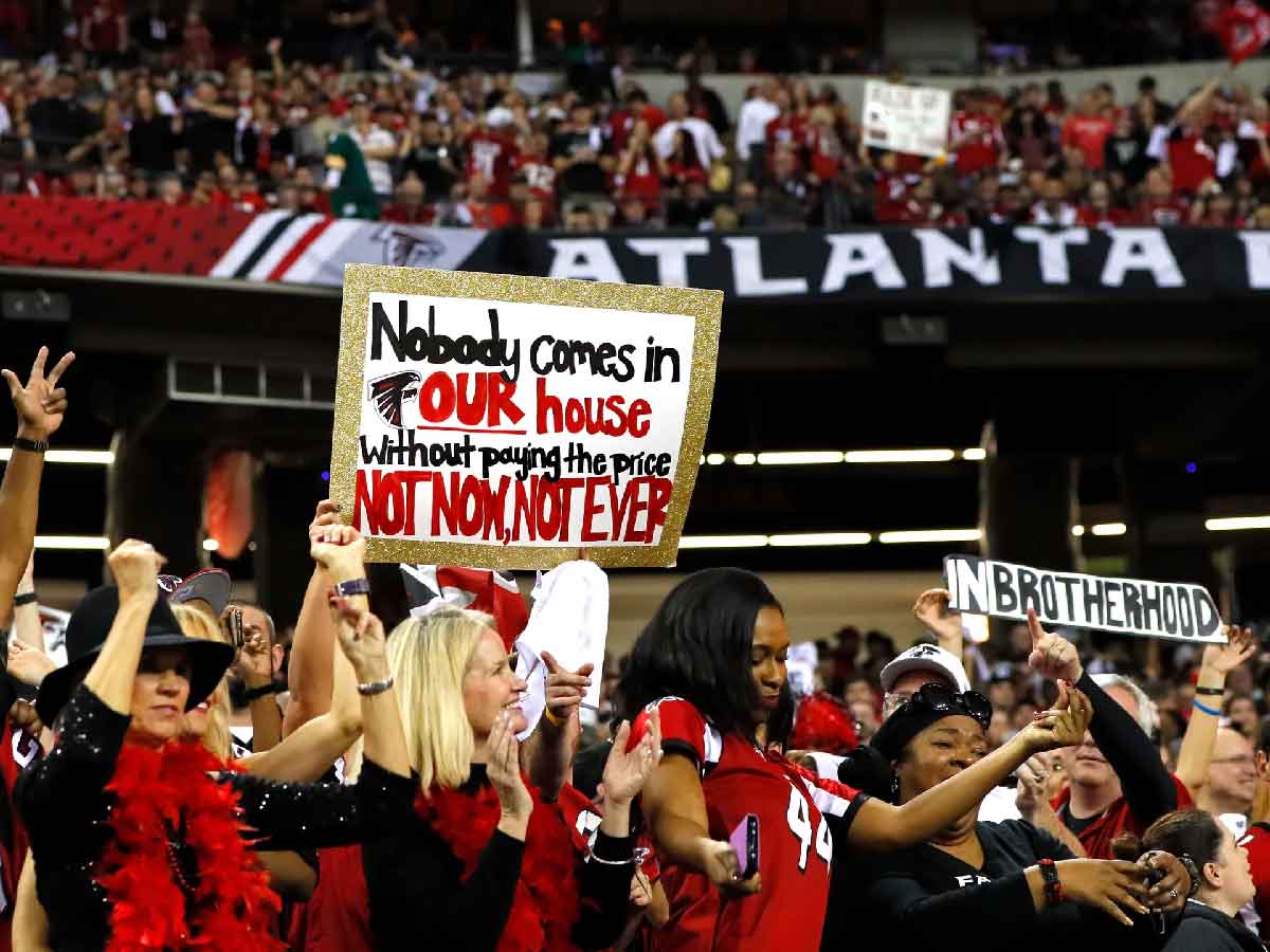 Women-spectators-super-bowl