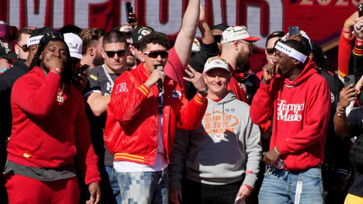 WATCH: Patrick Mahomes epically trolls a Bills fan by leaving his high five at Super Bowl Parade