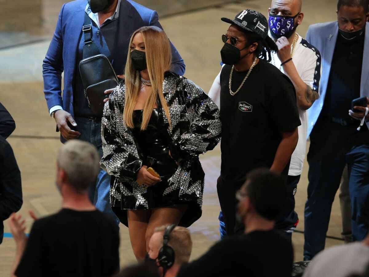 Jay-Z and Beyonce attending an NBA game (Via radiozona.com.ar)