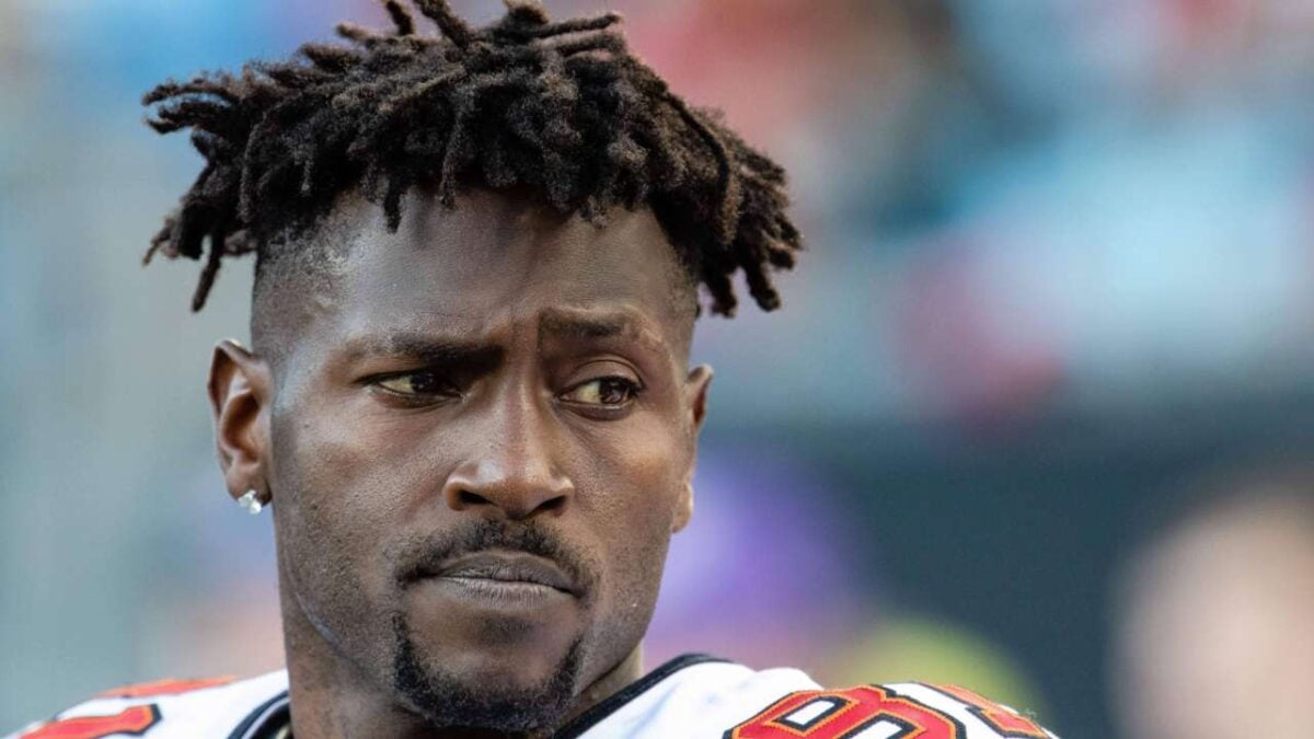 Tom Brady's ex-teammate Antonio Brown has a 'brutal' 5-word response to Aaron Rodgers' controversial take on Sandy Hook conspiracy theories