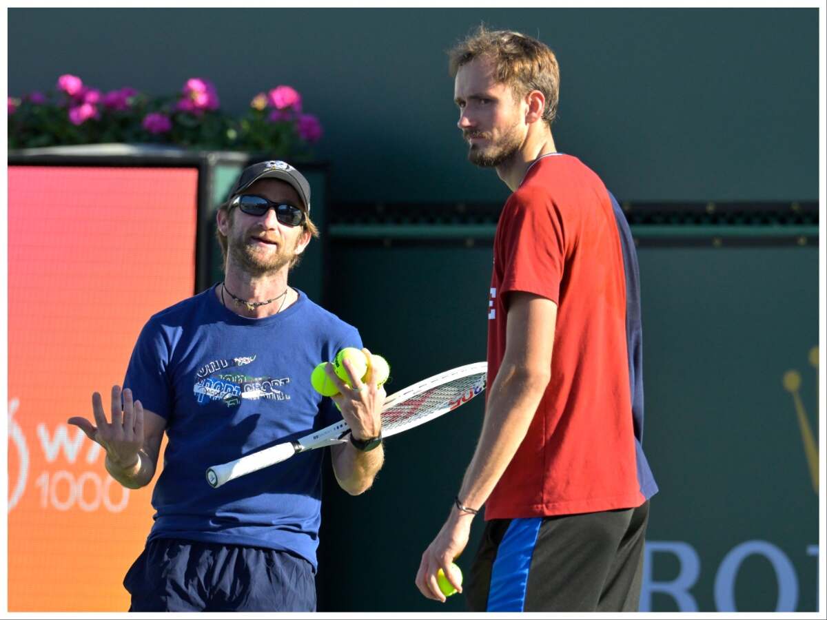 “I’m gonna p*e as slow as this court is,” Daniil Medvedev’s 2023 Indian Wells rant might fit this year too as fans share shocking pictures of the courts