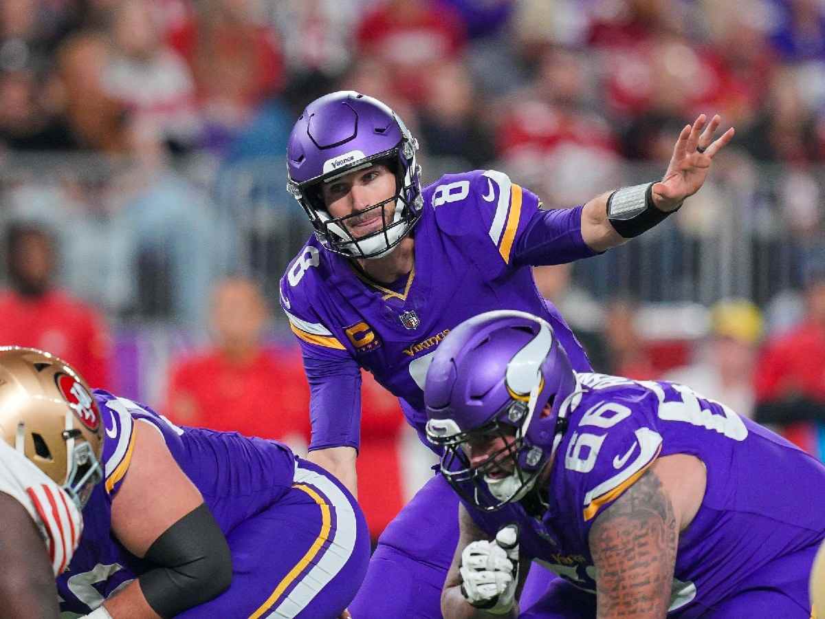 Minnesota Vikings quarterback Kirk Cousins (8) signals his team against the San Francisco 49ers in the third quarter at U.S. Bank Stadium.