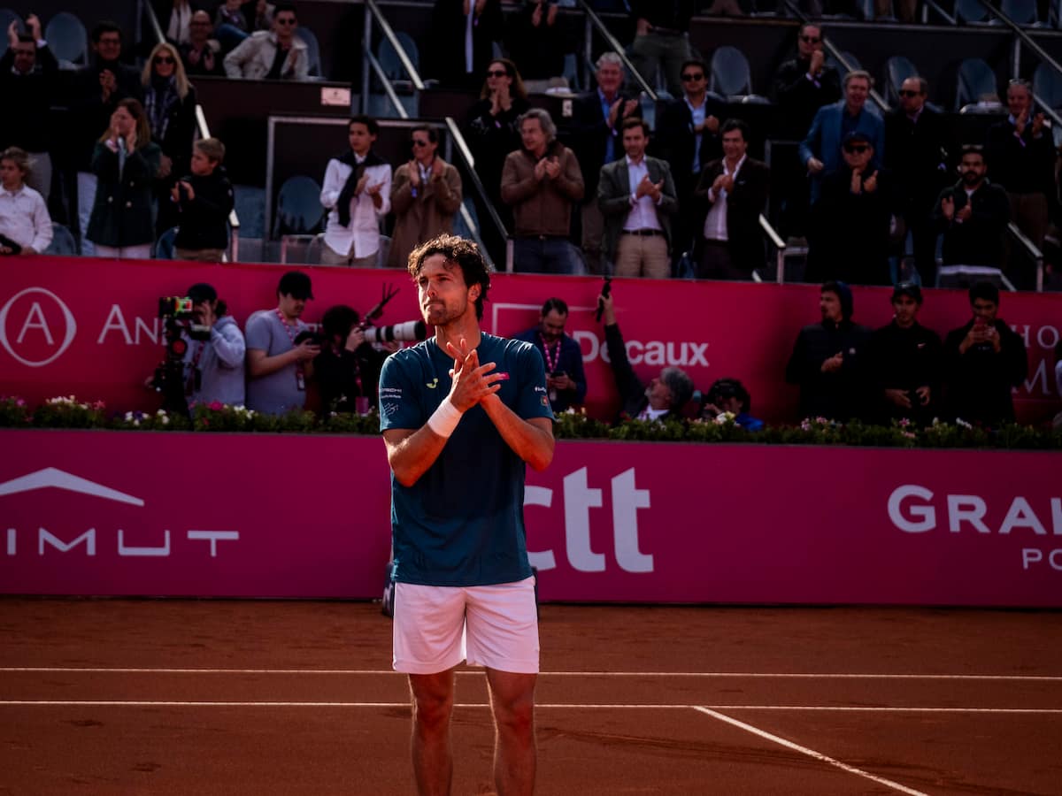 WATCH: Portugese ATP icon Joao Sousa bows out from the court after Estoril loss with a tearful goodbye