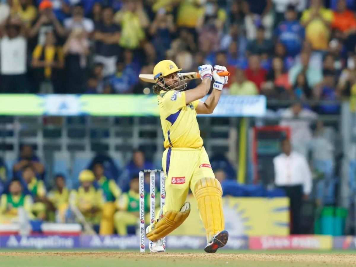 WATCH: “Vintage Thala”- 42-year-old MS Dhoni becomes the first Indian to hit 3 sixes on the first 3 balls in an IPL innings, fans react