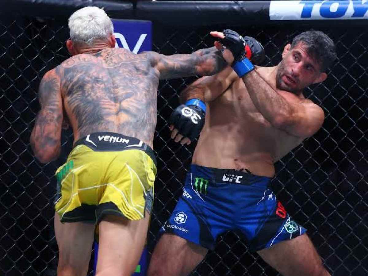 Charles Oliveira beats Beneil Dariush at UFC 289 