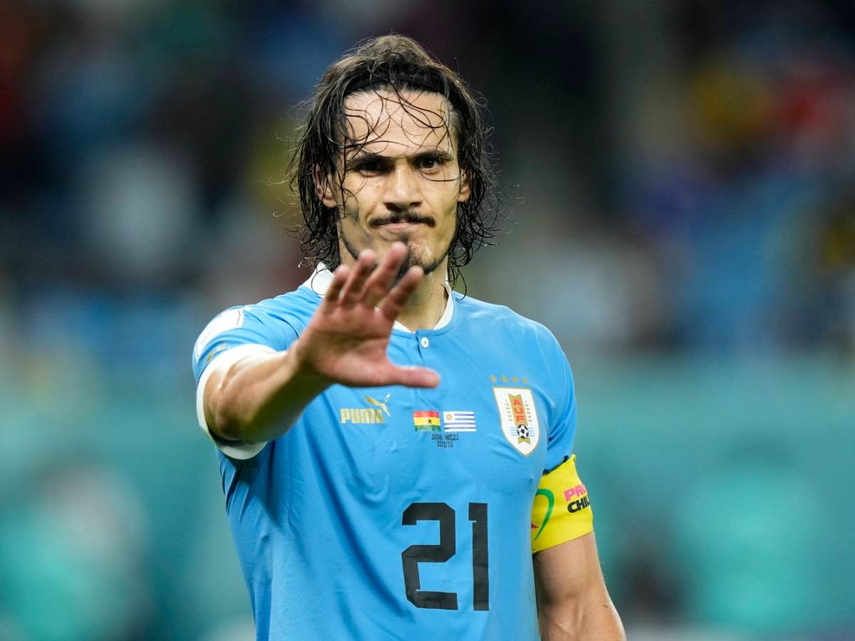 “We’re getting old” – Edinson Cavani retiring from international football leaves fans emotional on social media