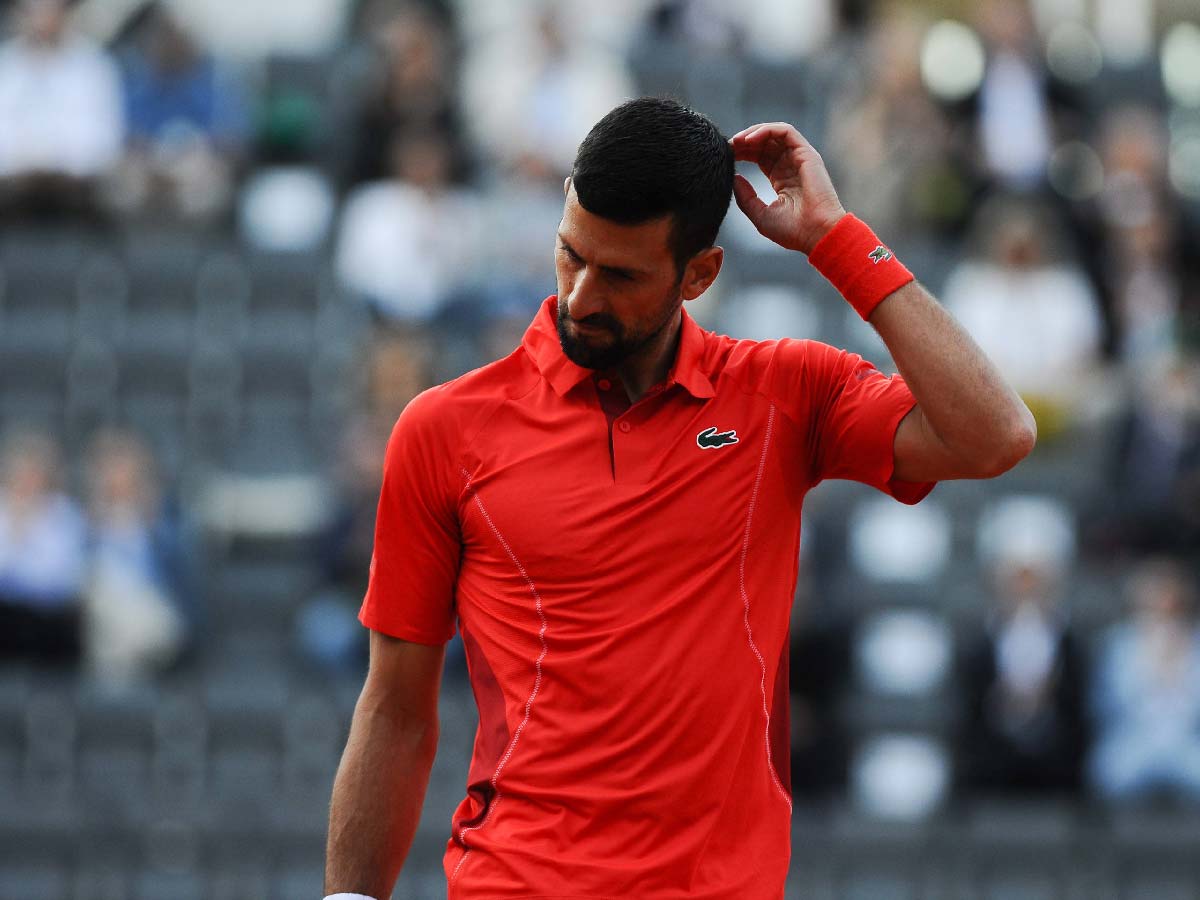 “This whole incident is odd”- Novak Djokovic fans come up with conspiracy theories as Serbian gets injured due to a metal water bottle falling on his head