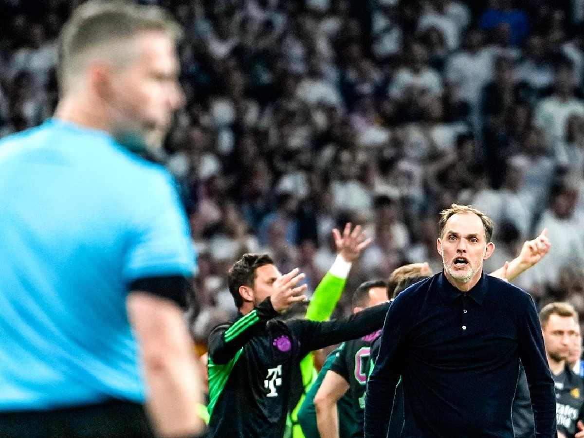 Thomas Tuchel expressing his dissent at the line referee