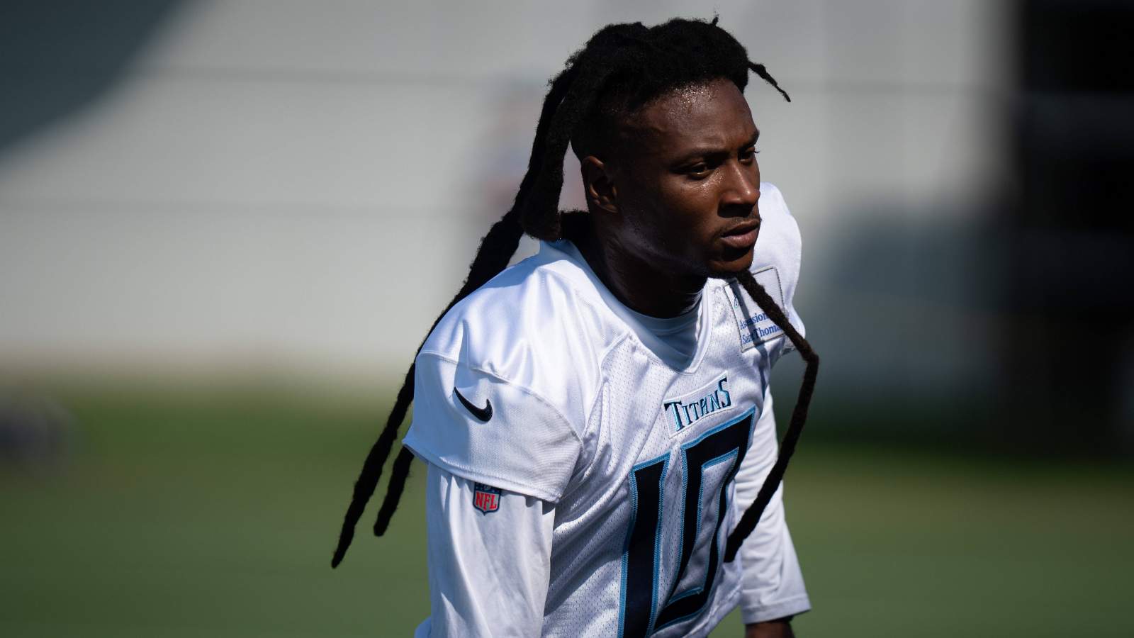 Titans’ DeAndre Hopkins, who suffered MCL tear, plans to play through injury without Surgery