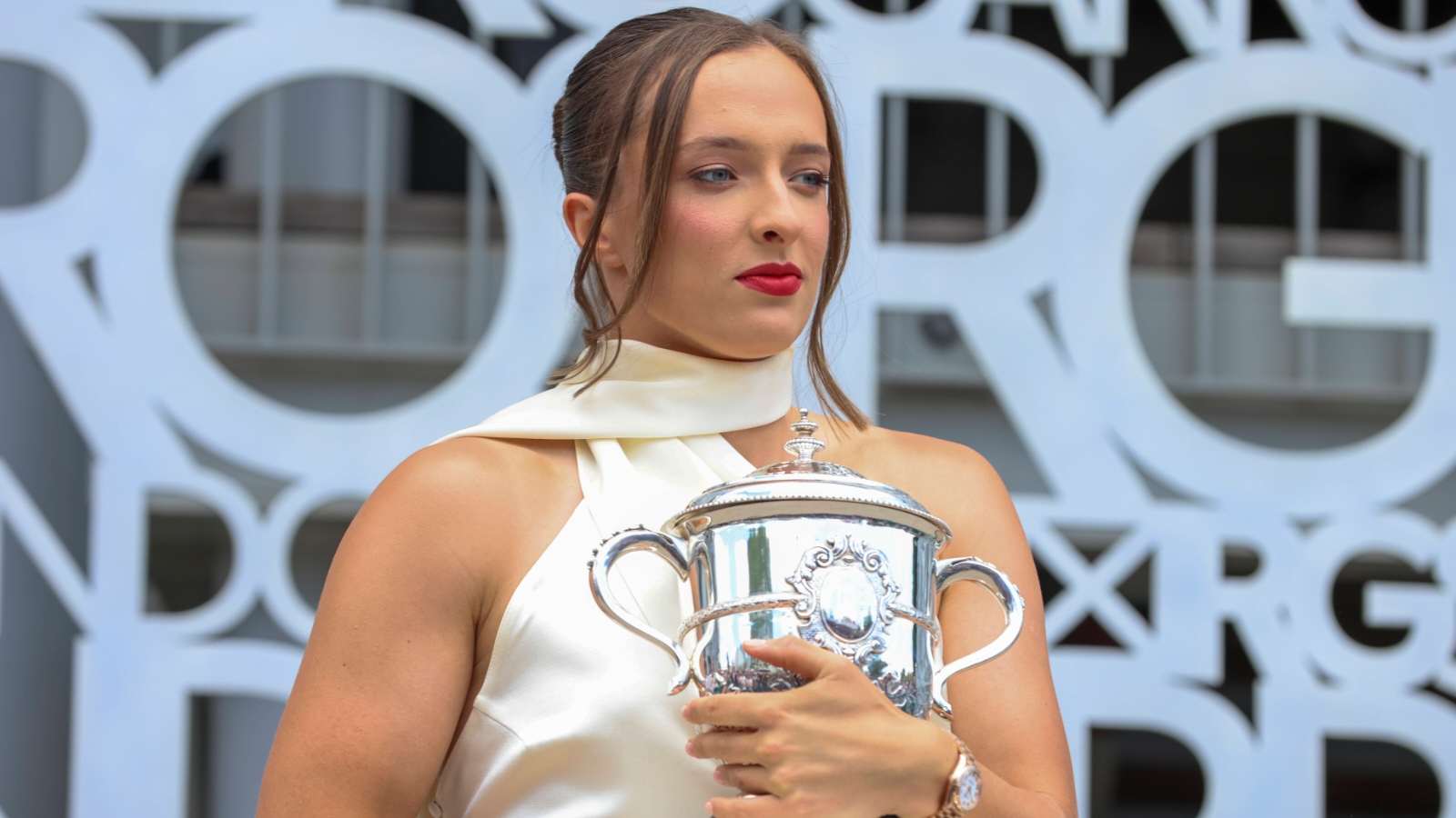 Iga Swiatek surpasses $30 million career prize money, becomes the first WTA player born in 2000s to achieve it after Roland Garros victory