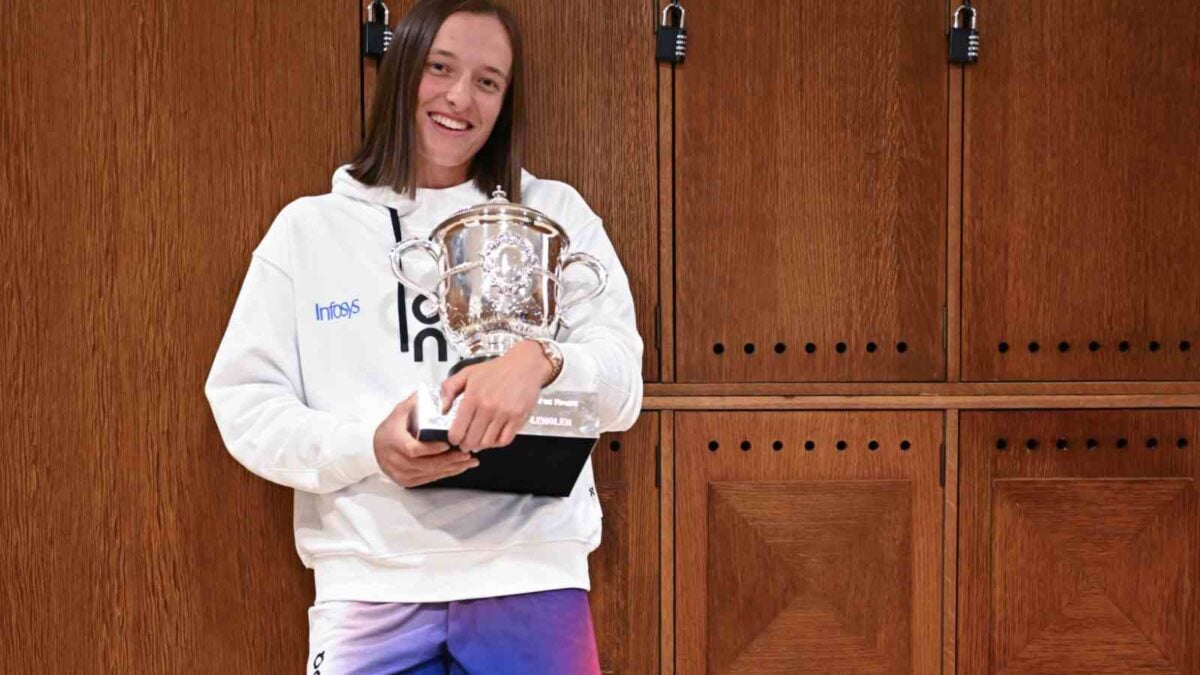 Iga Swiatek with the Roland Garros trophy