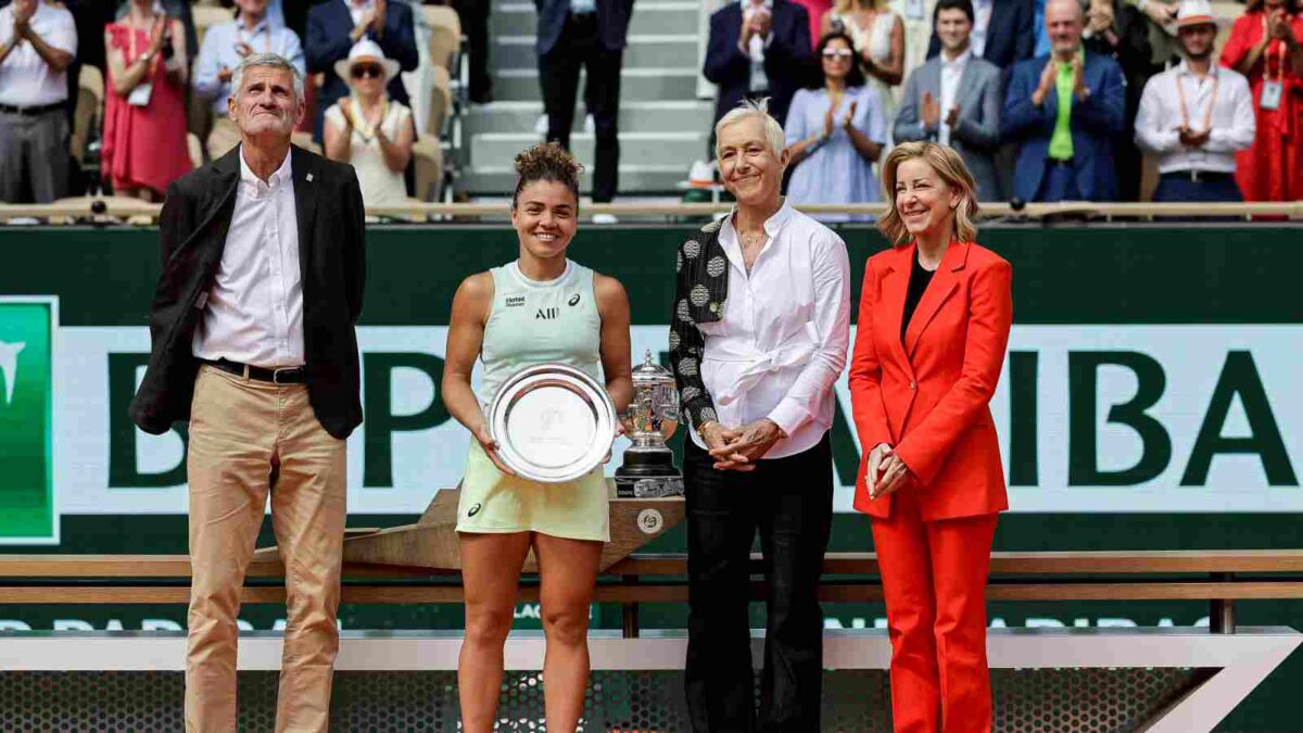 (L-R) France Federation Tennis president Gilles Moretton, Jasmine Paolini of Italy (2nd position) American former tennis player Chris Evert and Czechia former tennis player Martina Navratilova