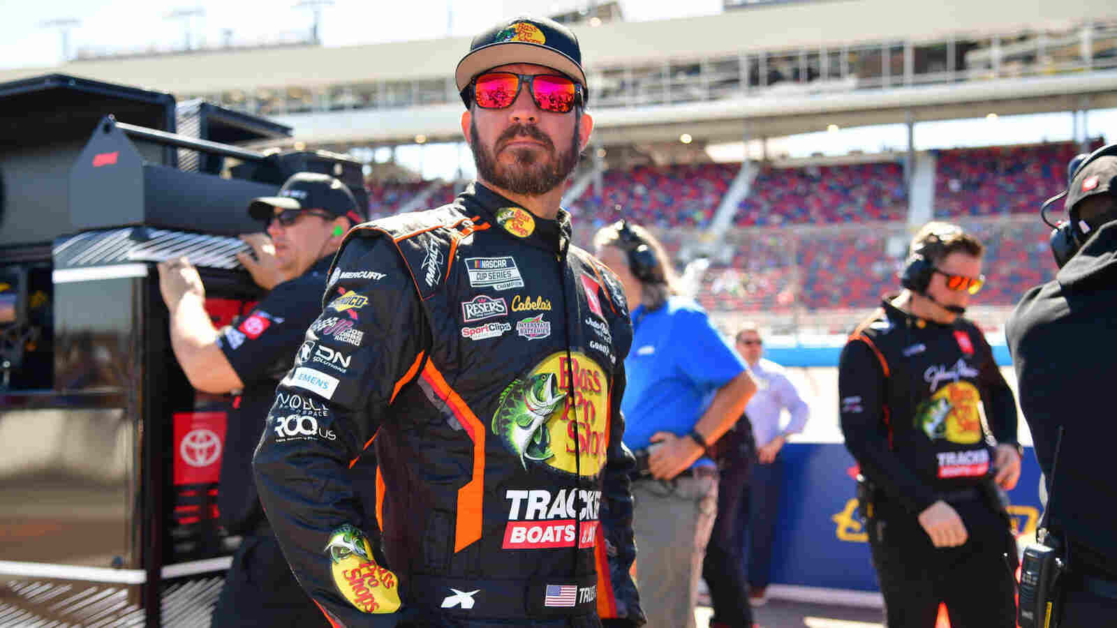 (Video) NASCAR driver honors Martin Truex Jr. with a standing ovation ...