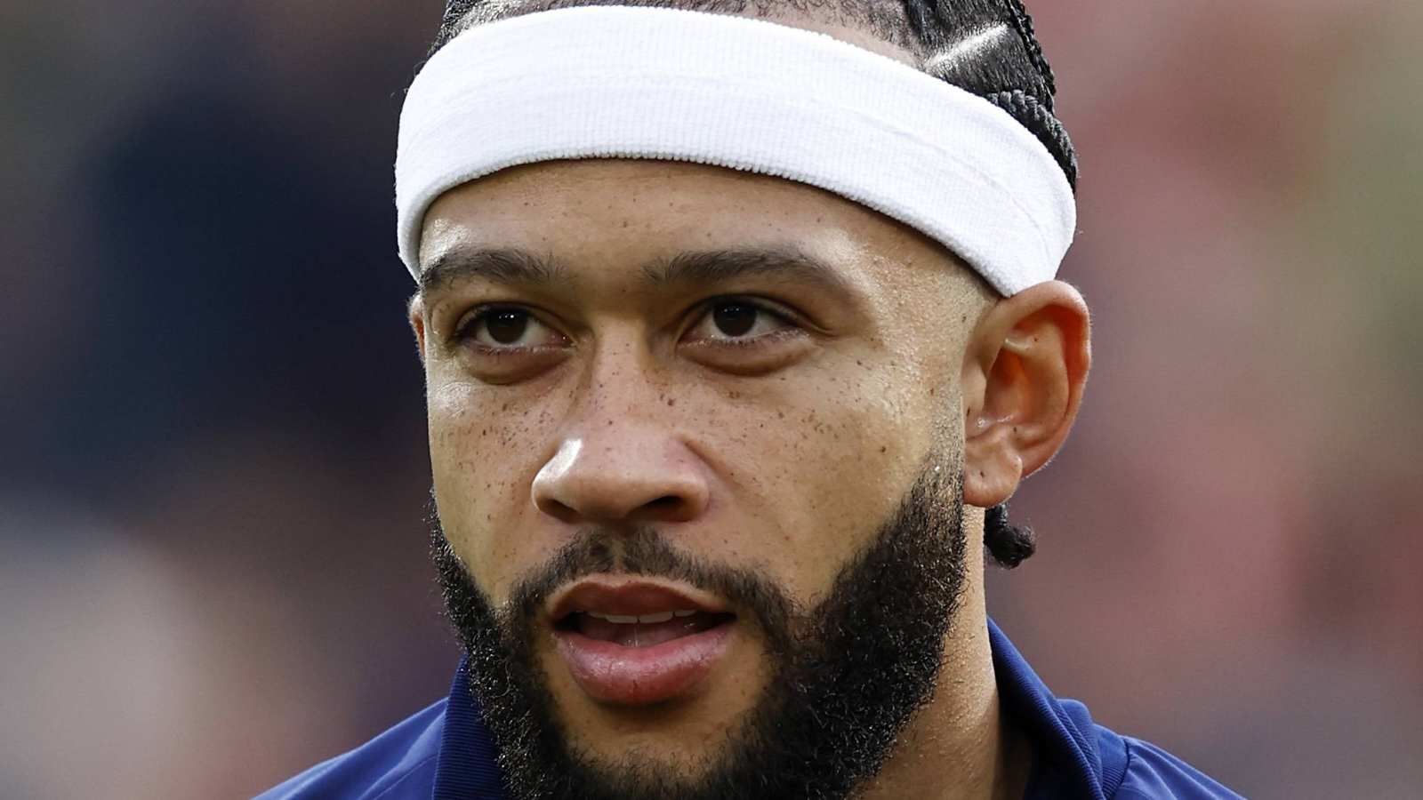 Memphis Depay hits back at people criticizing his new headband look ...