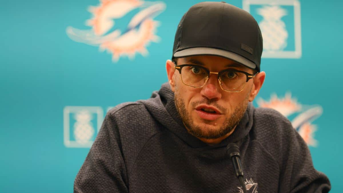 ‘Obsessed’ Mike McDaniel schedules every offseason staff meeting to start at 24th minute of the hour just to remind everyone it’s been 24 years since Miami’s last playoff win