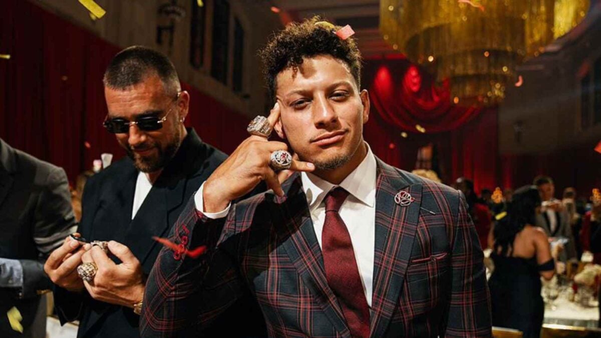 Patrick Mahomes and Travis Kelce wearing Super Bowl rings