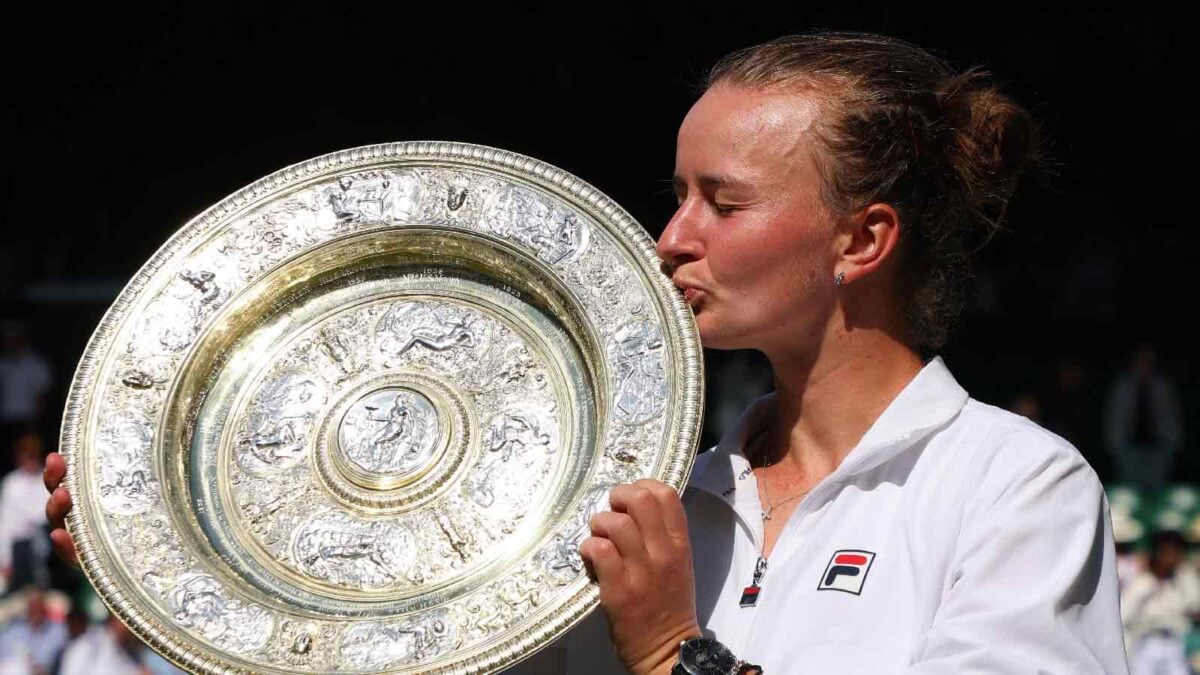 Barbora-Krejcikova_Wimbledon-trophy