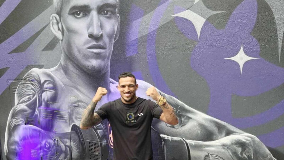 Charles Oliveira with his mural