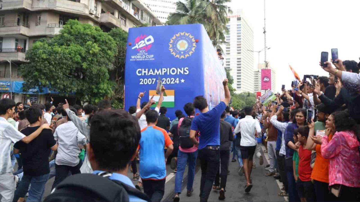 WATCH: Lakhs of fans gather at the Marine Drive to welcome Indian Cricket Team