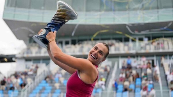 Aryna Sabalenka lifting the Cincinnati Open trophy