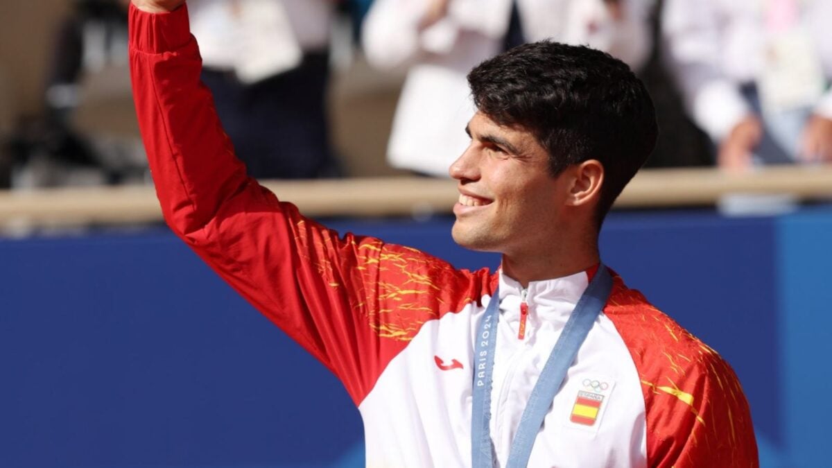 Carlos Alcaraz waving to the fans at the Paris Olympics medal ceremony