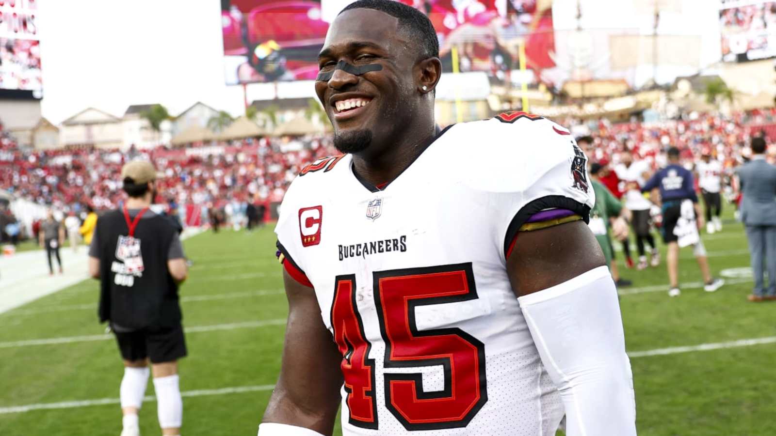 Ex-Bucs star Devin White admits taking a pay cut to sign with the Eagles to win a Super Bowl