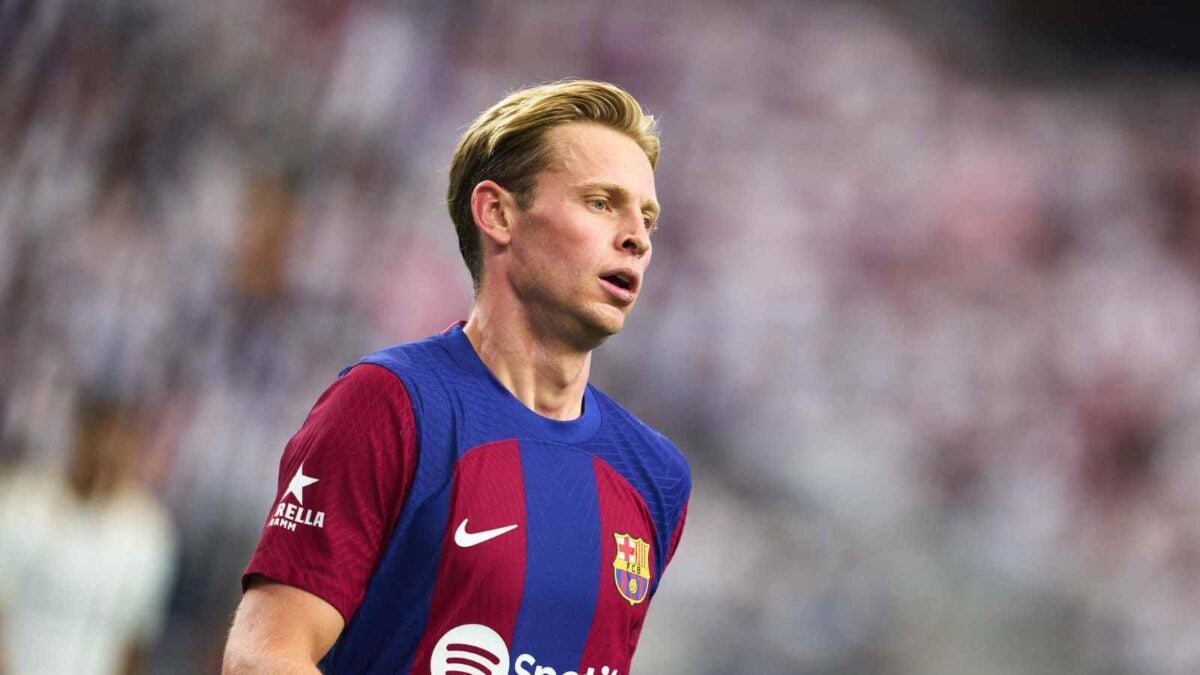 Manchester United is not considering to sign Frenkie De Jong from Barcelona