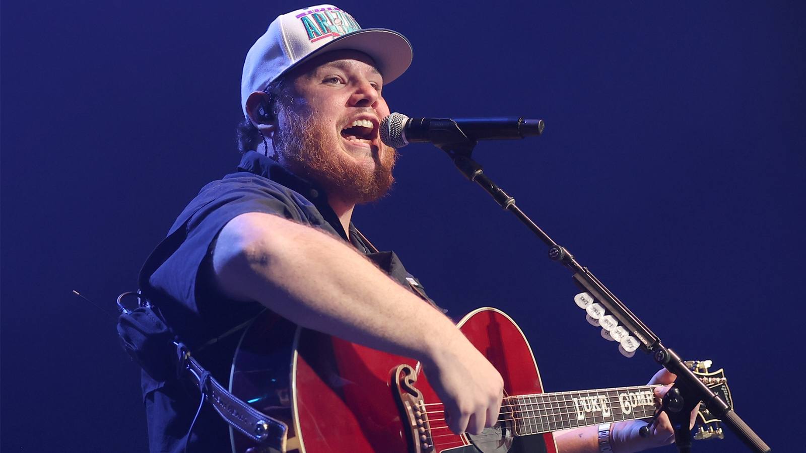 Luke Combs bizarrely makes losers of his fantasy football league sing in front of thousands of people on stage