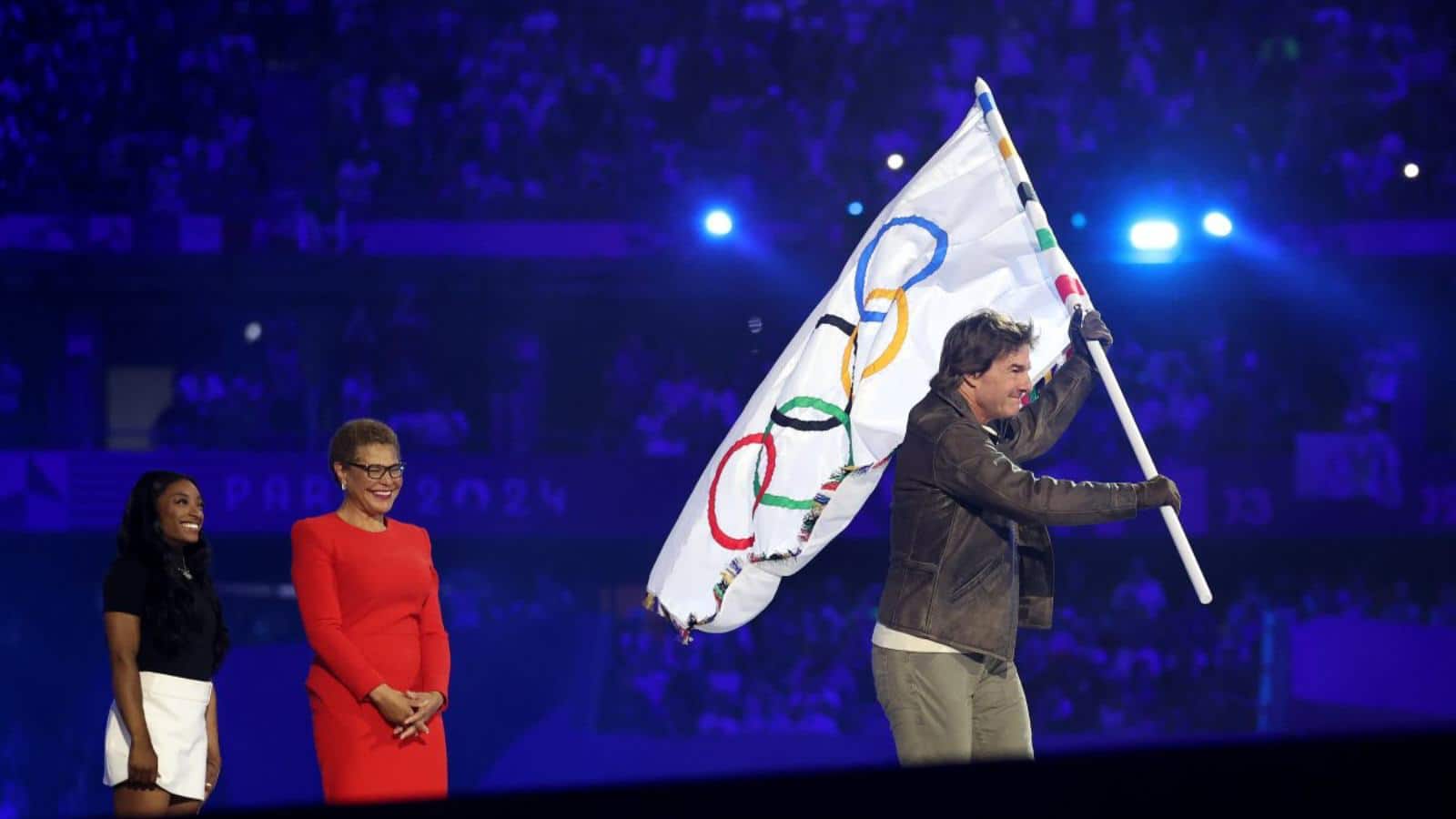 Tom Cruise melts fans’ hearts with wholesome response to Simone Biles holding flag at Paris Olympics closing ceremony