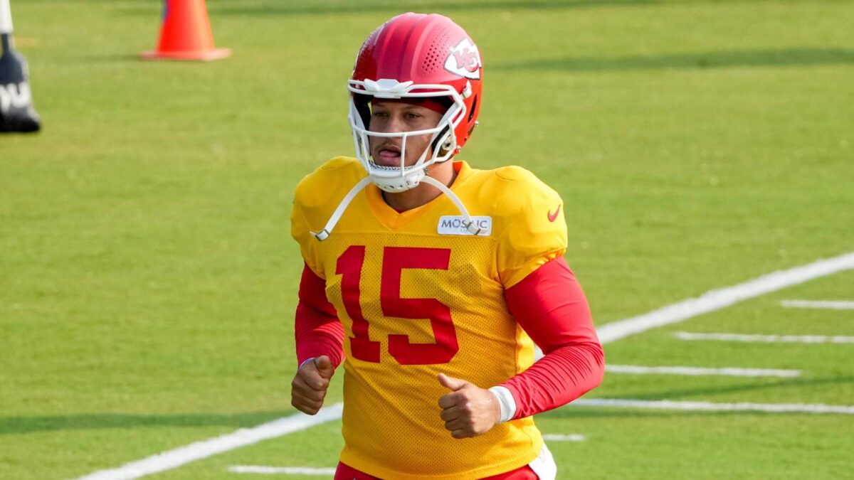 Patrick Mahomes' lookalike Dylan Raiola goes viral as he arrives for Nebraska's camp
