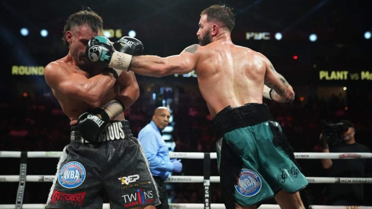 Caleb Plant y Trevor McCumby en acción