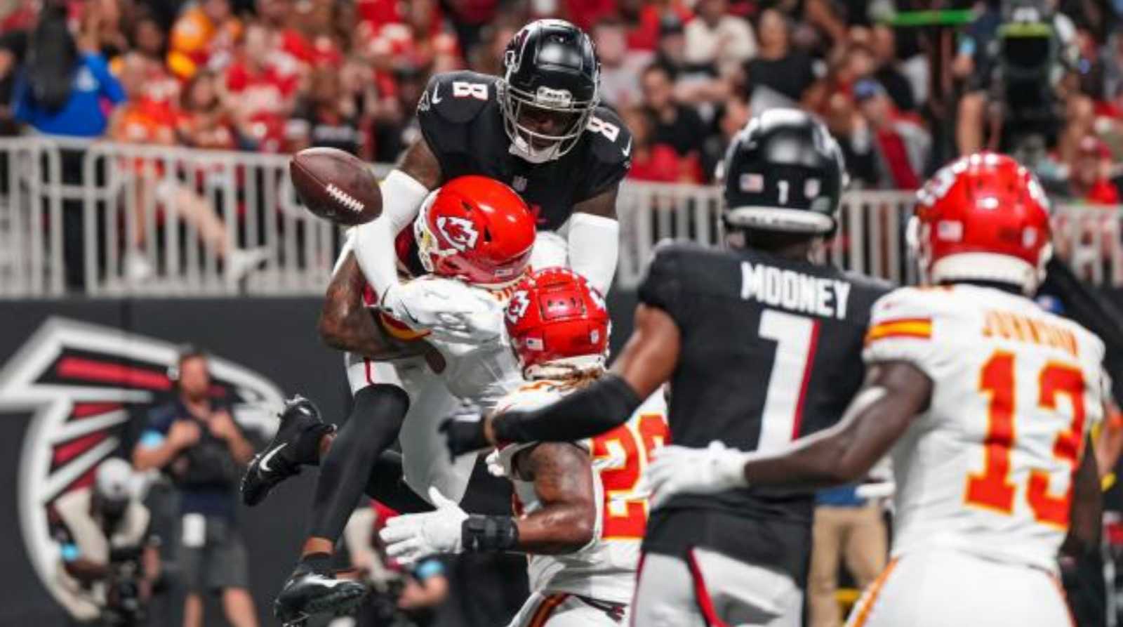 “Pass interference doesn’t apply to the Chiefs” – Referees’ bias towards Kansas City once again doesn’t sit well with NFL fans