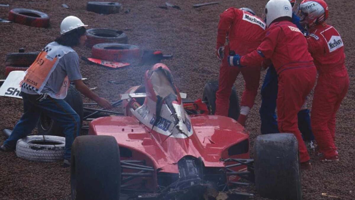 Michael Andretti helps Gerhard Berger after they crashed out at the 1993 Brazilian GP