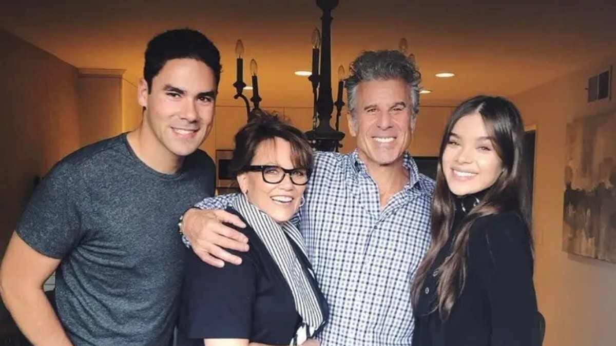 Hailee Steinfeld with her family