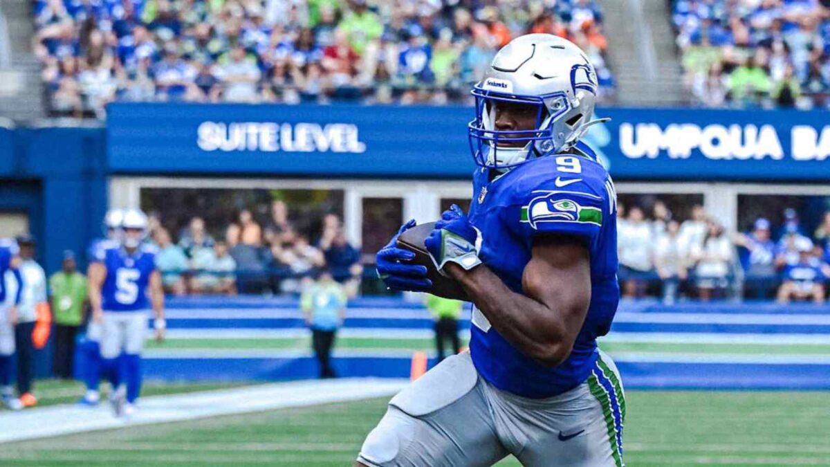 (Video) Seahawks Kenneth Walker breaks free with an 'insane' wrestling move Alex Anzalone to secure first down against Lions